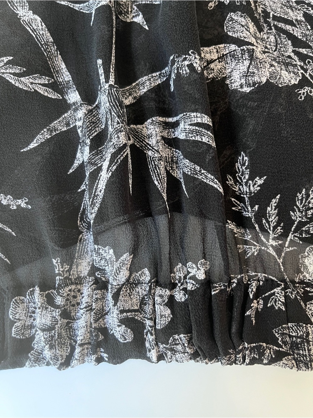 Aritzia Babaton 100% Silk Sleeveless Wrap Top Black Botanical Print Size M - Picture 4 of 8